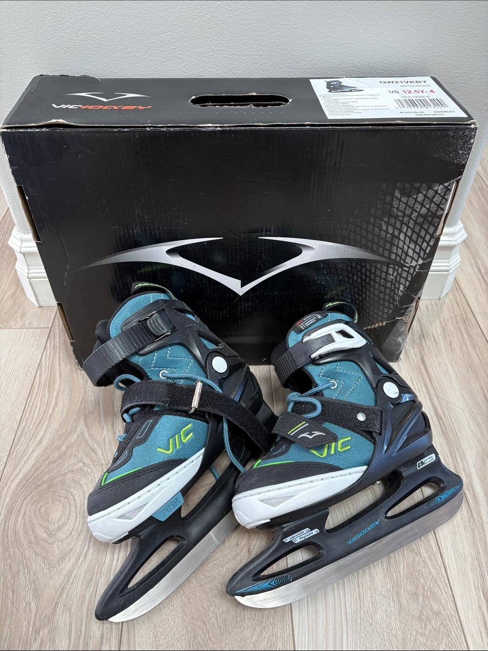 VIC Adjustable Youth Ice Skates - Teal/Black (size 12.5-4)